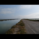 Der Radweg entlang des Kanals durch die Lagune